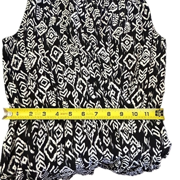 Forever 21 Black White Design Shorts Romper
• Used • Size: Small - Picture 5 of 8